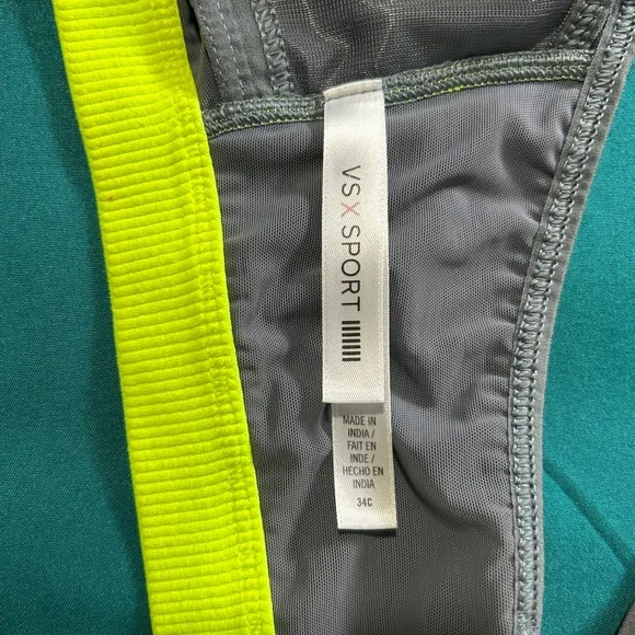 VS Knockout Sports Bra - Picture 4 of 5